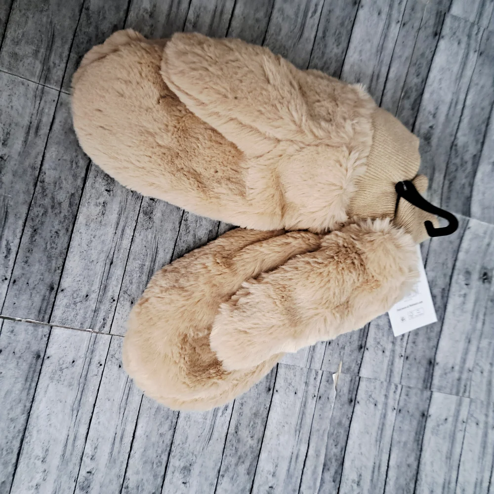 Time and Tru Tan Cozy Faux Fur Fully Lined Fuzzy Mittens